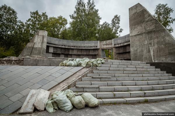 В Екатеринбурге начали ремонтировать разрушающийся памятник революционерам и участникам Гражданской войны - Фото 2