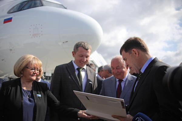 «Уральские авиалинии» презентовали Куйвашеву и Высокинскому новый самолет - Фото 2