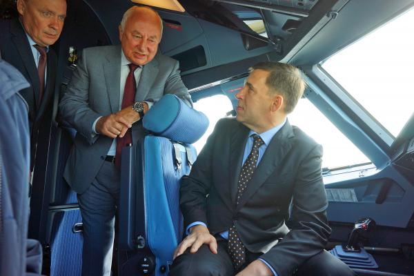 «Уральские авиалинии» презентовали Куйвашеву и Высокинскому новый самолет - Фото 5
