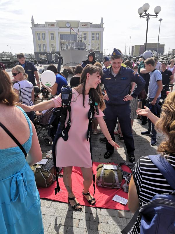 Парашютисты, фигуры высшего пилотажа и сотни воздушных шаров. В Музее военной техники УГМК отметили День ВВС России - Фото 5