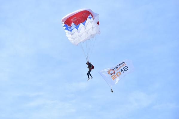 Парашютисты, фигуры высшего пилотажа и сотни воздушных шаров. В Музее военной техники УГМК отметили День ВВС России - Фото 6