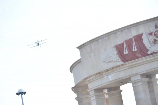 Парашютисты, фигуры высшего пилотажа и сотни воздушных шаров. В Музее военной техники УГМК отметили День ВВС России - Фото 9