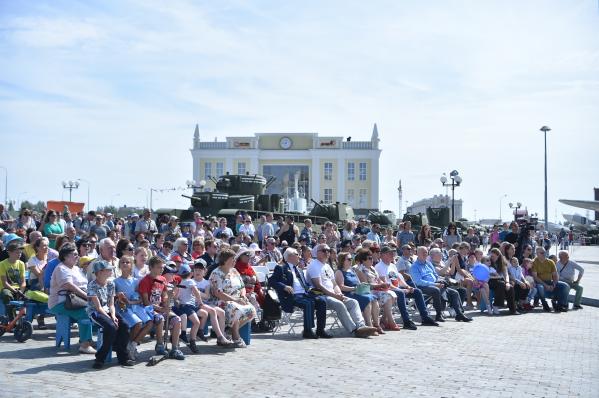 Парашютисты, фигуры высшего пилотажа и сотни воздушных шаров. В Музее военной техники УГМК отметили День ВВС России - Фото 11