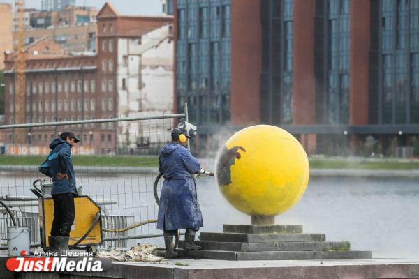 На набережной Городского пруда начали стирать смайлик Ромы Инка - Фото 2