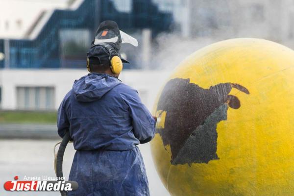 На набережной Городского пруда начали стирать смайлик Ромы Инка - Фото 3