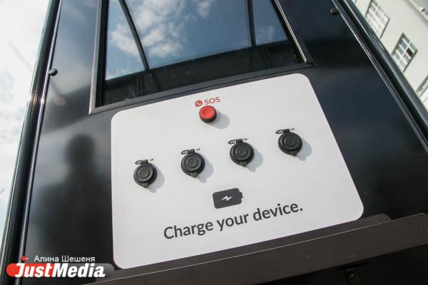 В Екатеринбурге открыли «умную» остановку с разъемами для зарядки и тревожной кнопкой - Фото 7