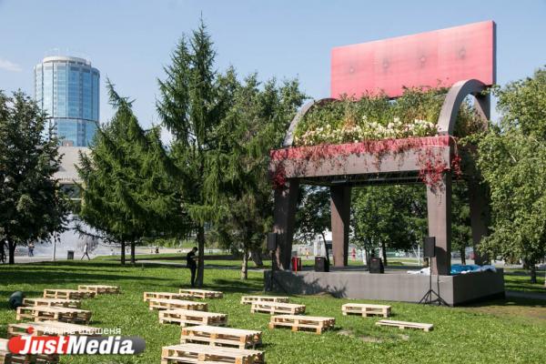 Сквер у Драмы заставили гигантскими масками, креслами и гримерными зеркалами - Фото 2