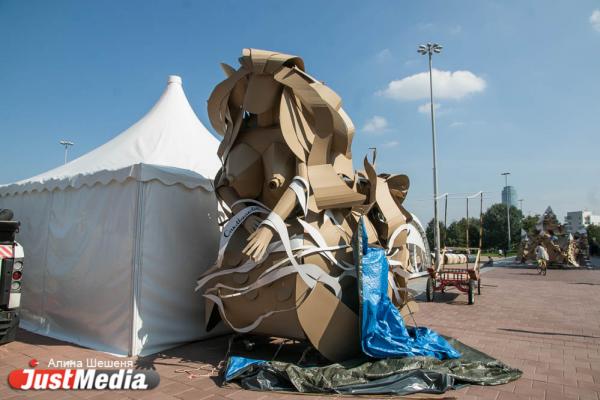 Сквер у Драмы заставили гигантскими масками, креслами и гримерными зеркалами - Фото 4