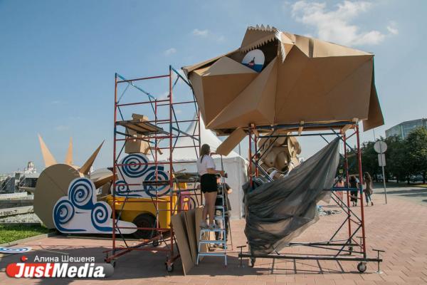 Сквер у Драмы заставили гигантскими масками, креслами и гримерными зеркалами - Фото 6