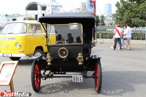 Автомобили, кошки и картон: как в Екатеринбурге отпраздновали День города  - Фото 2