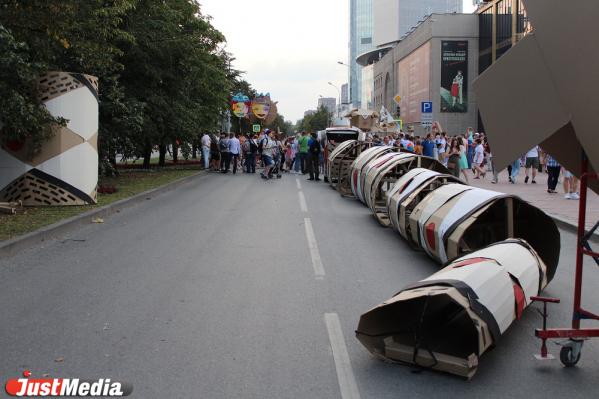 Автомобили, кошки и картон: как в Екатеринбурге отпраздновали День города  - Фото 13