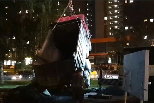 В Екатеринбурге рабочие вытащили самосвал, провалившийся под землю - Фото 2