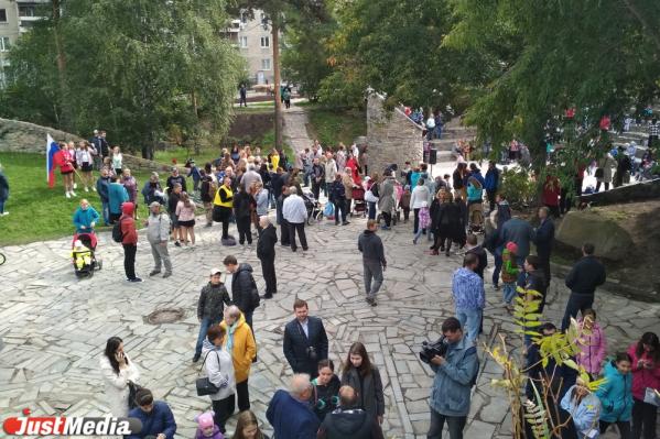 В Екатеринбурге вновь открылся сквер первых строителей МЖК на ЖБИ - Фото 3