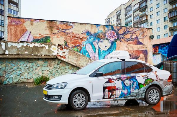 На дорогах Екатеринбурга появились такси, расписанные уличными художниками - Фото 2