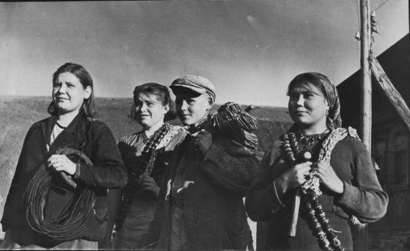 Помогали Брежнев и Ельцин. Госархив в ретро-фото рассказал о 100-летней истории сельского хозяйства на Урале - Фото 7