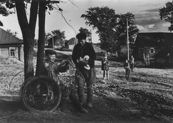 Помогали Брежнев и Ельцин. Госархив в ретро-фото рассказал о 100-летней истории сельского хозяйства на Урале - Фото 9