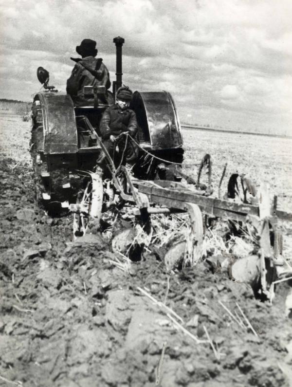 Помогали Брежнев и Ельцин. Госархив в ретро-фото рассказал о 100-летней истории сельского хозяйства на Урале - Фото 14