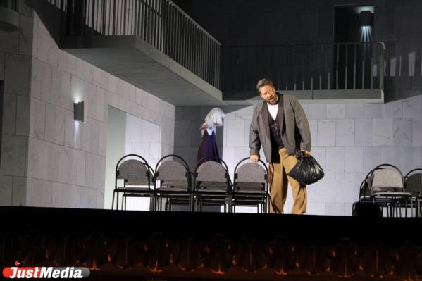 Урал Опера Балет презентовал очень монохромную и холодную постановку «Риголетто»   - Фото 6
