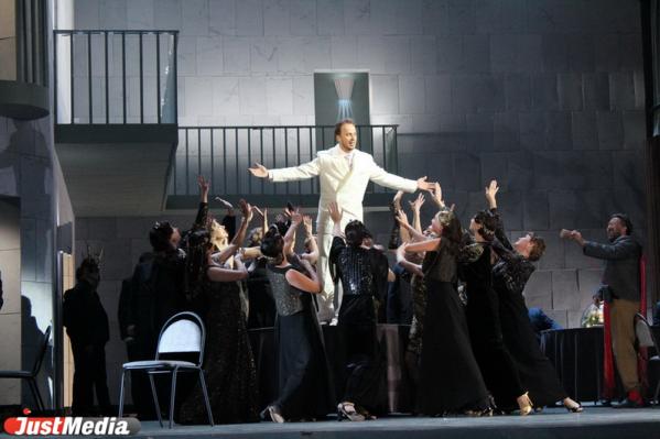 Урал Опера Балет презентовал очень монохромную и холодную постановку «Риголетто»   - Фото 11