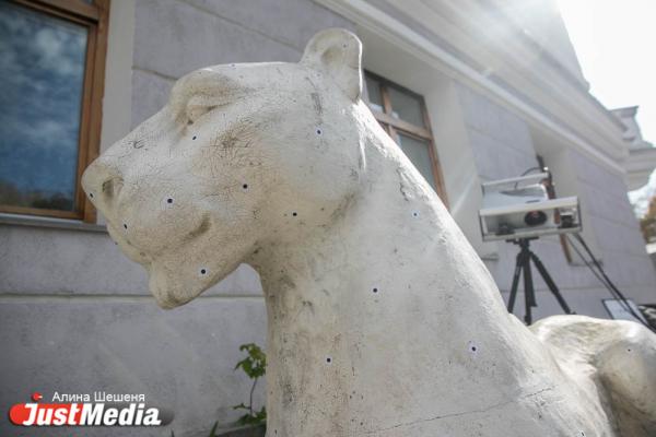 Спустя четыре месяца: львов из сквера за Оперным только начали реставрировать - Фото 6