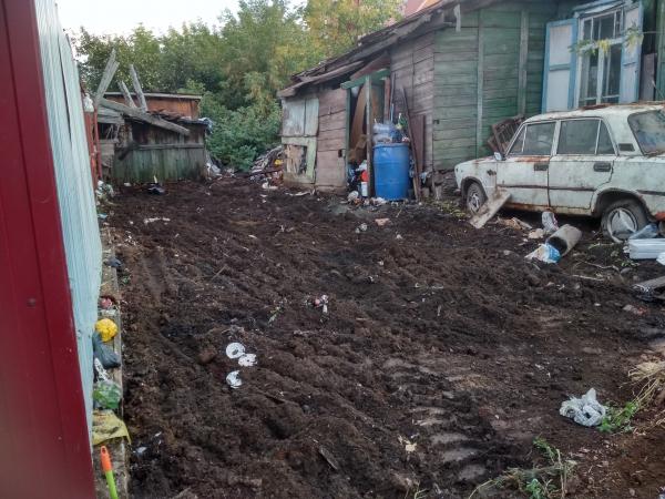 Грызуны и насекомые. Екатеринбуржец устроил во дворе своего дома свалку мусора, которую смогли вывезти только на 5 машинах - Фото 3