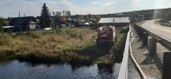 МЧС назвало предварительную причину пожара в деревянном храме в Верхней Сысерти - Фото 2