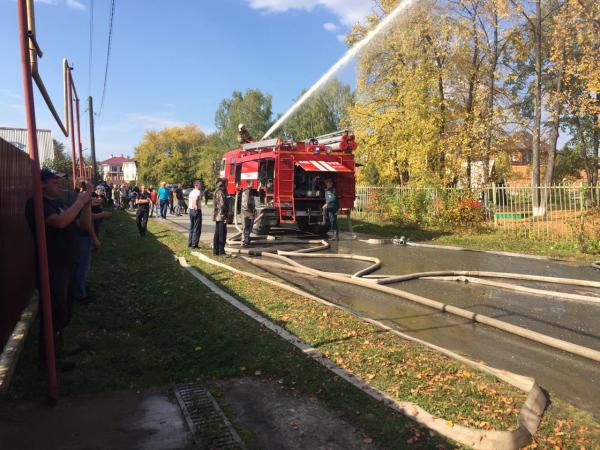МЧС назвало предварительную причину пожара в деревянном храме в Верхней Сысерти - Фото 3