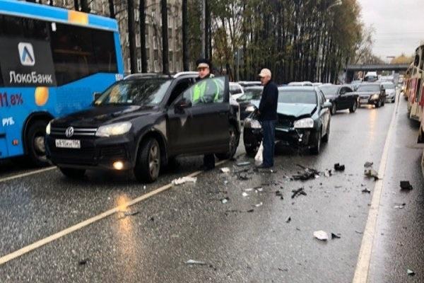 На проспекте Ленина тонированная «десятка» протаранила три иномарки - Фото 2