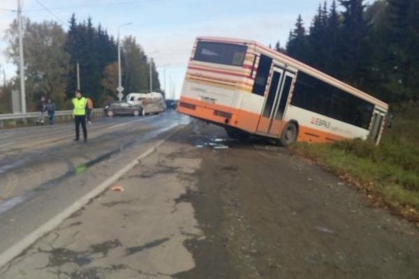 На Урале бешенный автобус протаранил пять автомобилей. ФОТО - Фото 3