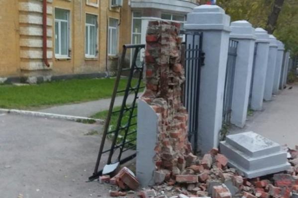 На Эльмаше мусоровоз снес въезд в отдел полиции - Фото 2