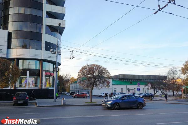 Старый толкучий рынок в Екатеринбурге с обжорными рядами превратился в сквер с памятником Сталину и Ленину - Фото 2