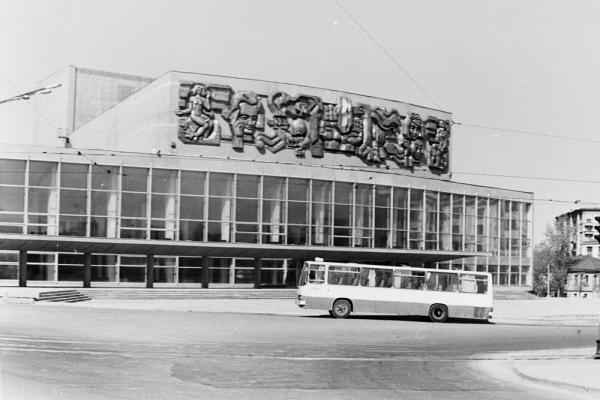 Водители лавировали в пробках, а в салонах вновь появились кондукторы. Как работали екатеринбургские автобусники в середине 1990-х годов в спецпроекте «Е-транспорт» - Фото 6
