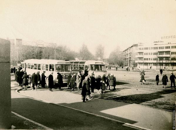 Водители лавировали в пробках, а в салонах вновь появились кондукторы. Как работали екатеринбургские автобусники в середине 1990-х годов в спецпроекте «Е-транспорт» - Фото 7