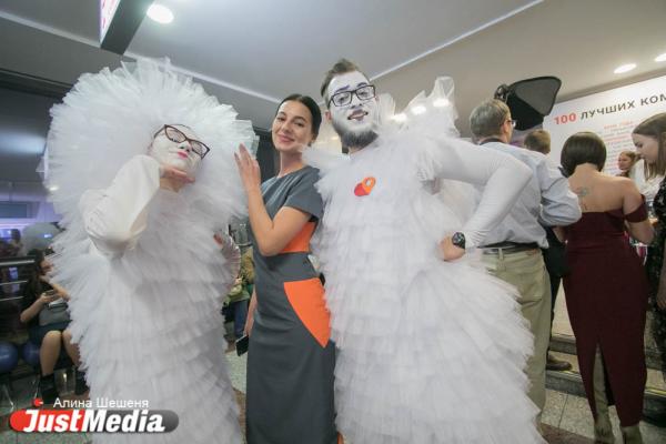 «В 90-е убивали людей». Как в Екатеринбурге награждали бизнесменов под стеб Урганта и песню Монеточки  - Фото 3