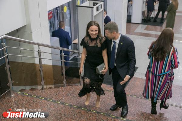 «В 90-е убивали людей». Как в Екатеринбурге награждали бизнесменов под стеб Урганта и песню Монеточки  - Фото 4