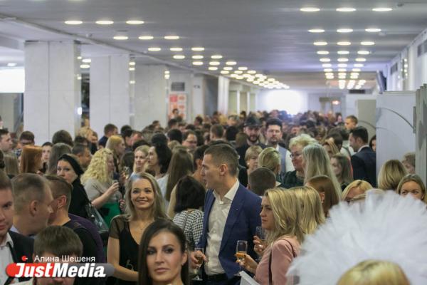 «В 90-е убивали людей». Как в Екатеринбурге награждали бизнесменов под стеб Урганта и песню Монеточки  - Фото 6