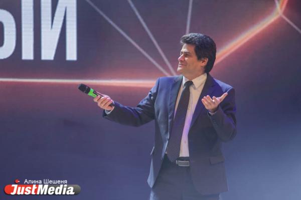 «В 90-е убивали людей». Как в Екатеринбурге награждали бизнесменов под стеб Урганта и песню Монеточки  - Фото 12