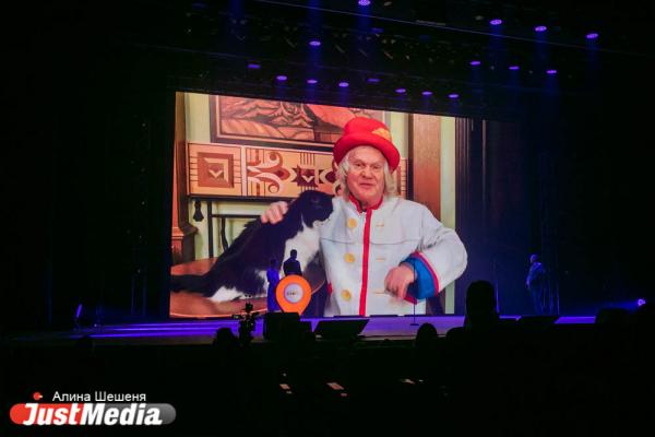 «В 90-е убивали людей». Как в Екатеринбурге награждали бизнесменов под стеб Урганта и песню Монеточки  - Фото 16