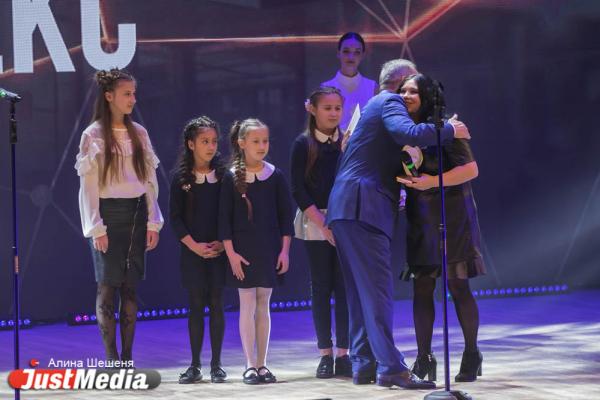 «В 90-е убивали людей». Как в Екатеринбурге награждали бизнесменов под стеб Урганта и песню Монеточки  - Фото 17