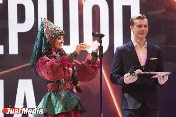 «В 90-е убивали людей». Как в Екатеринбурге награждали бизнесменов под стеб Урганта и песню Монеточки  - Фото 20