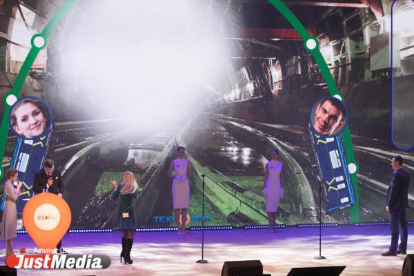 «В 90-е убивали людей». Как в Екатеринбурге награждали бизнесменов под стеб Урганта и песню Монеточки  - Фото 21