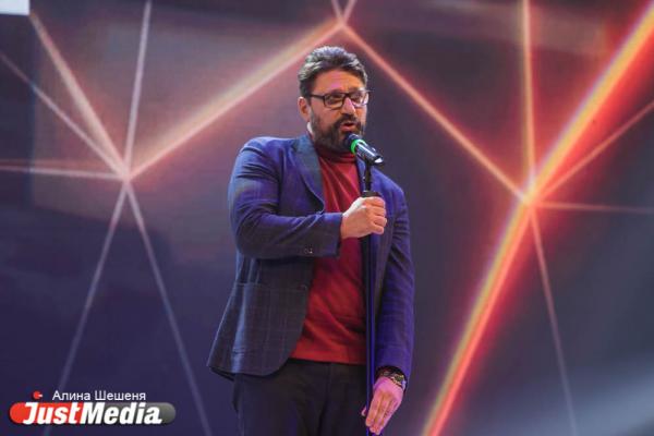 «В 90-е убивали людей». Как в Екатеринбурге награждали бизнесменов под стеб Урганта и песню Монеточки  - Фото 22