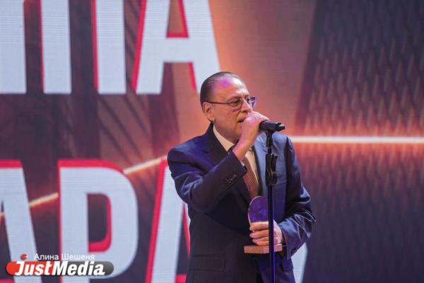 «В 90-е убивали людей». Как в Екатеринбурге награждали бизнесменов под стеб Урганта и песню Монеточки  - Фото 25