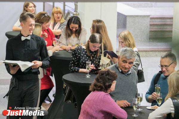 «В 90-е убивали людей». Как в Екатеринбурге награждали бизнесменов под стеб Урганта и песню Монеточки  - Фото 28