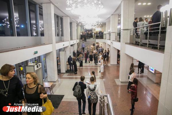 «В 90-е убивали людей». Как в Екатеринбурге награждали бизнесменов под стеб Урганта и песню Монеточки  - Фото 30