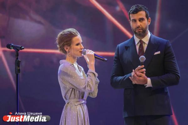 «В 90-е убивали людей». Как в Екатеринбурге награждали бизнесменов под стеб Урганта и песню Монеточки  - Фото 11