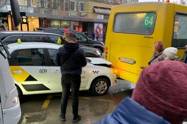 Ледяной дождь спровоцировал в Екатеринбурге день жестянщика. ФОТО - Фото 7