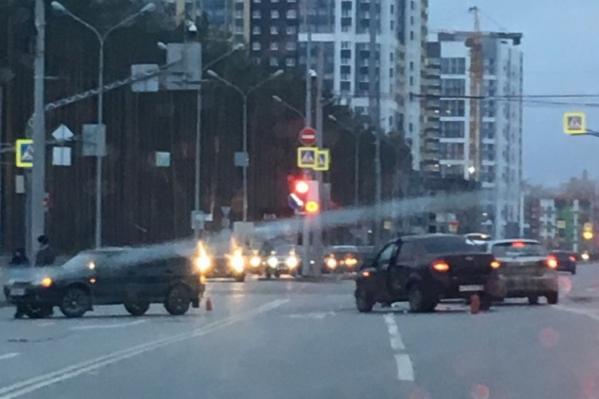 Ледяной дождь спровоцировал в Екатеринбурге день жестянщика. ФОТО - Фото 8