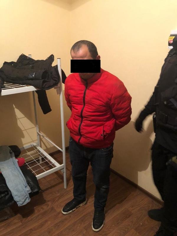 На станции «Шарташ» двое, угрожая пистолетом, избили прохожего и отобрали у него сотовый - Фото 2