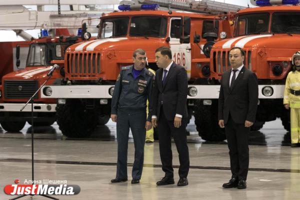 Куйвашев передал спасателям новые пожарные машины - Фото 4